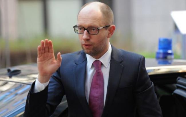 Яценюк поручил заблокировать возможное увеличение потока российских товаров