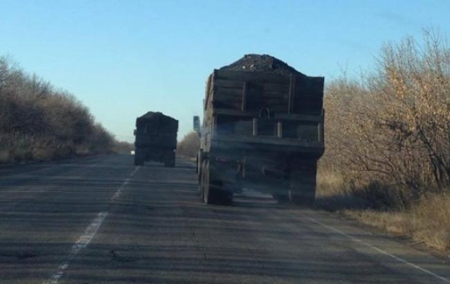 В Курахово пограничники задержали 5 грузовиков с 155 тоннами угля, - штаб АТО
