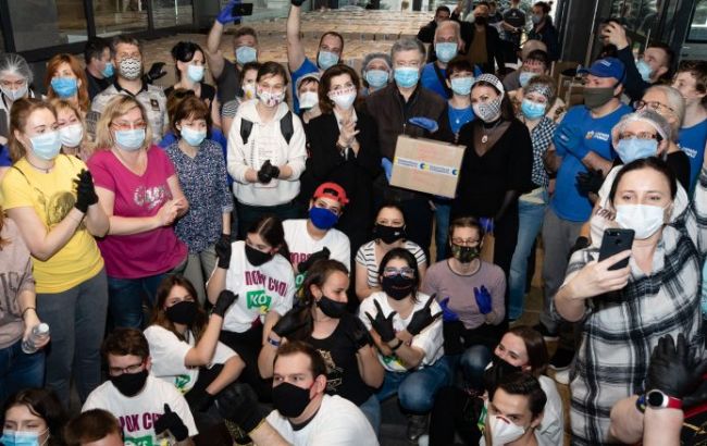 У Порошенко отправили в регионы новую партию продуктовых наборов и костюмов для врачей