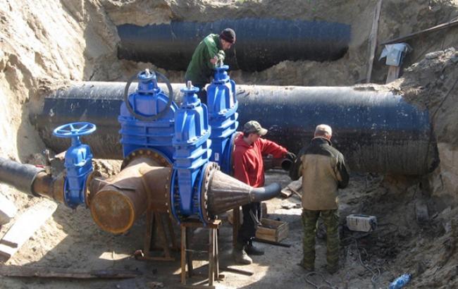 Коммунальщики ликвидировали повреждение участка тепломагистрали в центре Киева