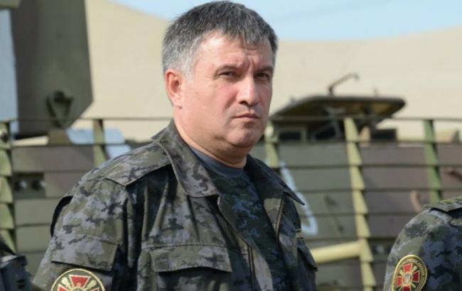 До палаючої нафтобазі під Києвом підтягнутий пожежні танки, - Аваков