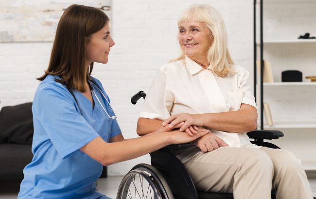 Услуга по уходу на дому: как пенсионерам получить помощников