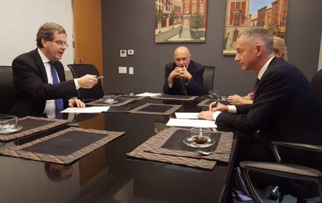 Ложкин подписал договор с Американским еврейским комитетом