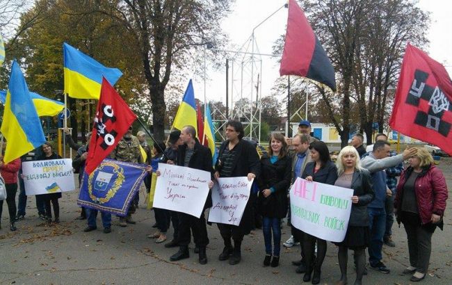 У Волновасі близько 200 осіб мітингують проти відводу українських військ