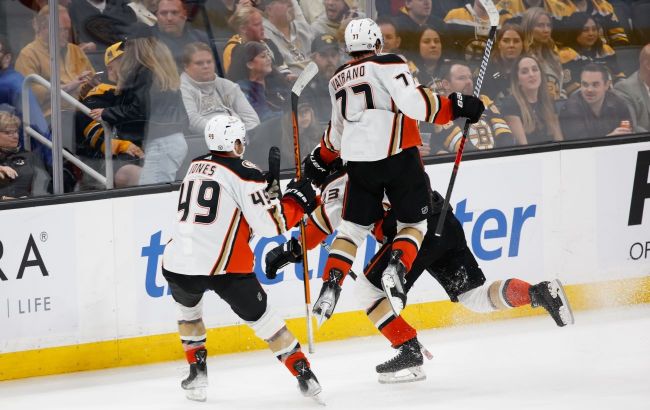 Нападающий "Анахайма" со вторым хет-триком сезона стал главной звездой вечера НХЛ: видео