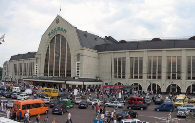На ж/д вокзале в Киеве произошел взрыв, есть раненые