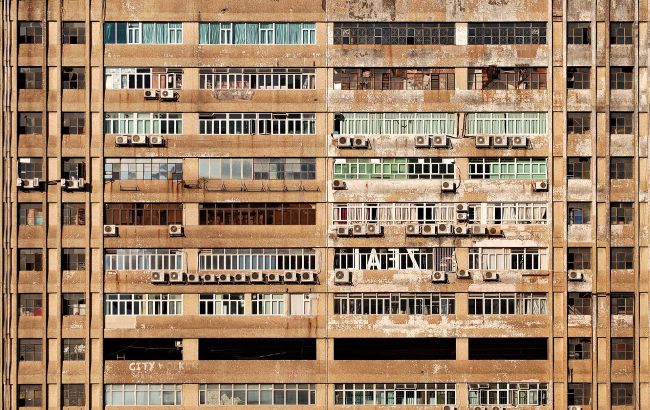 В Киеве выбросили диван из окна: теперь он висит на дереве (фото)