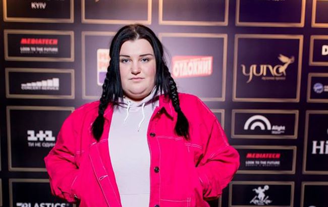 Ще один рожевий купальник: українська рэперша показала розкішні форми