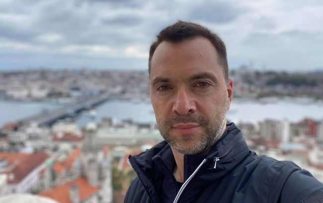 Введение российских миротворцев на Донбасс не обсуждается, - Арестович