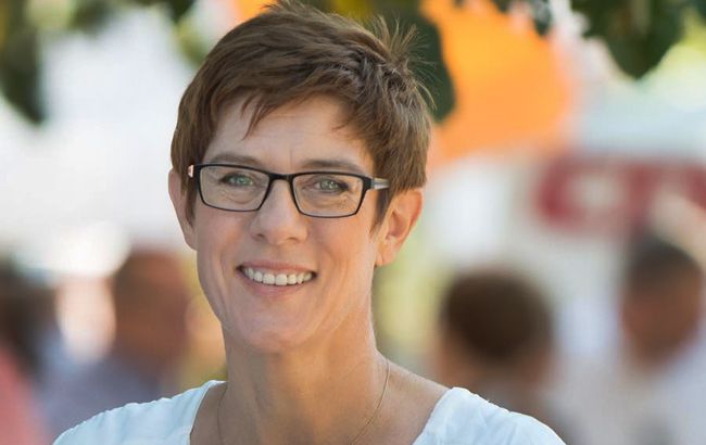 Преемницей Меркель на должности главы ХДС стала Крамп-Карренбауэр