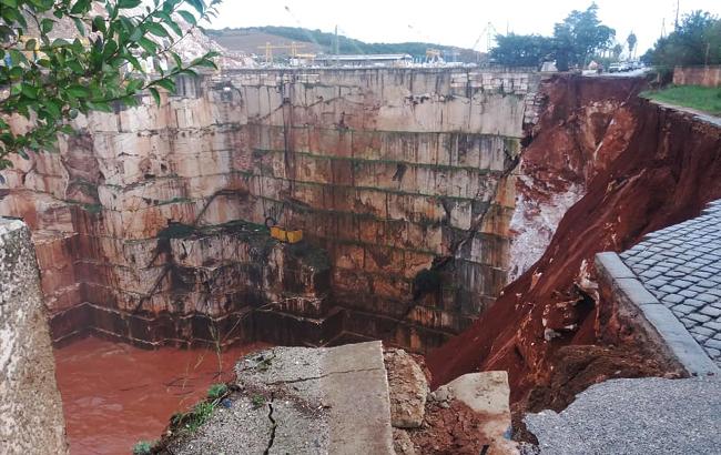 У Португалії дорога обвалилась в кар'єр, є загиблі