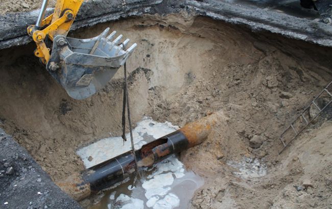 Из-за прорыва трубопровода без тепла остались 130 домов в Киеве