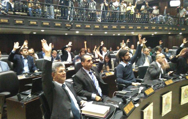 Оппозиция в Венесуэле приостановила подготовку к встрече с властями