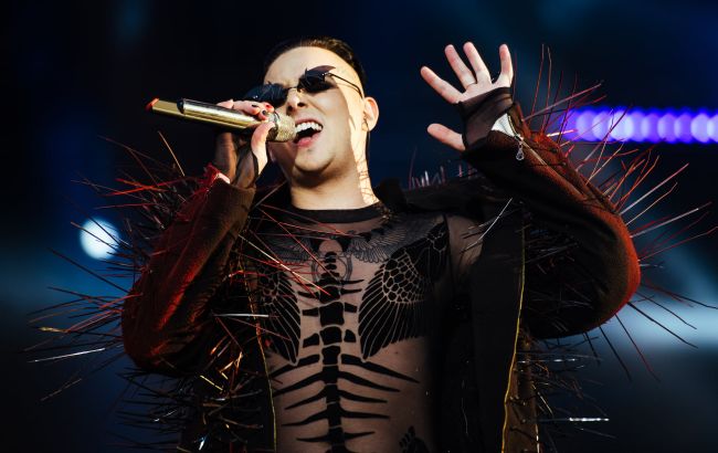 На М1 рассказали, почему вырезали поцелуй MELOVIN с парнем из эфира