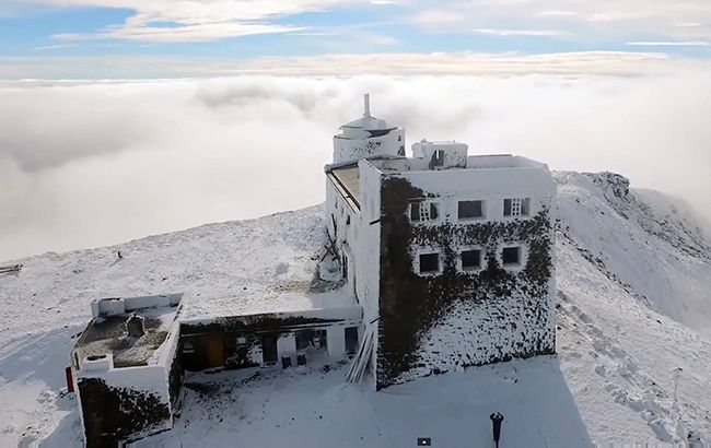 Снег в апреле: украинские Карпаты замело (фото)