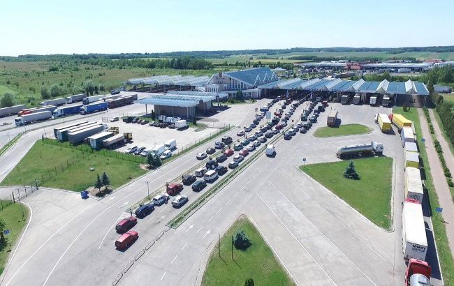 На границах с Венгрией и Румынией в очередях стоят полтысячи автомобилей