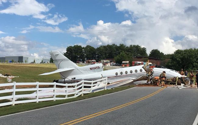 В США при посадке самолет развалился на части, есть погибшие