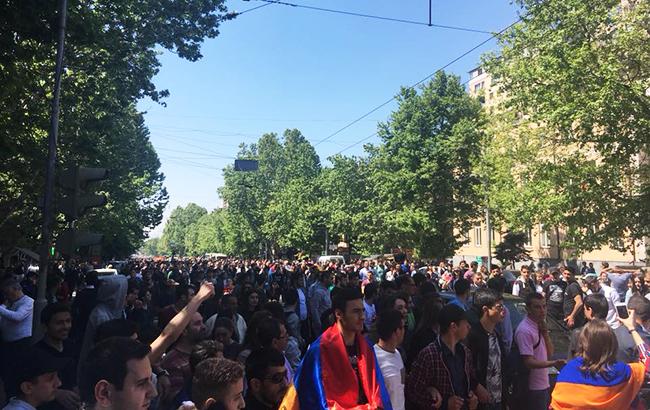 В Ереване на митинг на площади Республики собираются сторонники оппозиции