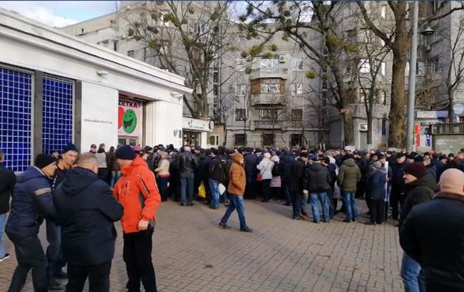 Сотни киевлян не могут попасть в метро: что произошло