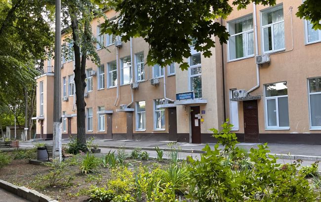 Вонь и ободранные стены. Пациентка пожаловалась на условия пребывания в киевской больнице (фото)