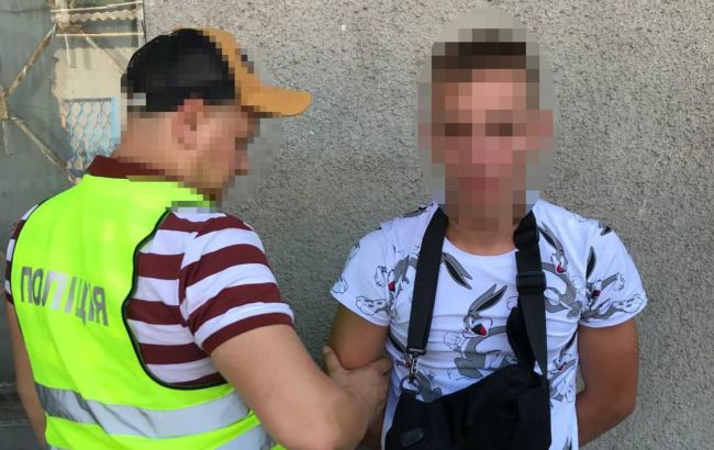 В Киеве задержали "валютных" мошенников, которые во время бегства совершили наезд на полицейского