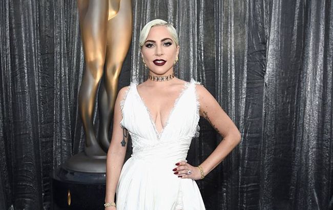 Леди Гага взобралась на поклонника и упала со сцены (видео)