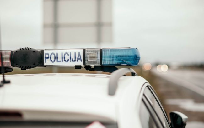 У Литві заарештували групу людей, які зірвали та викинули прапор України у сміття