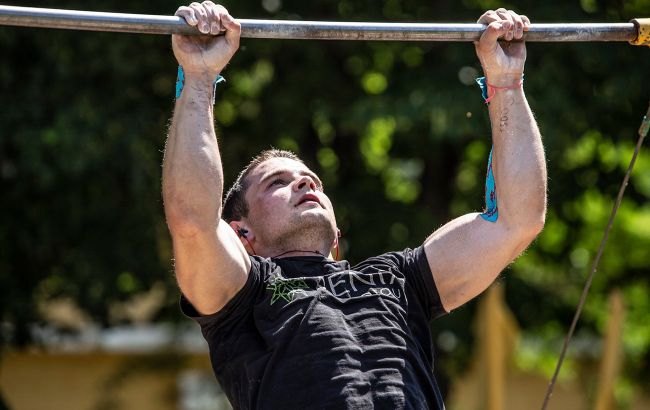 Курсант из Житомира 4,5 часа крутился на перекладине и стал рекордсменом