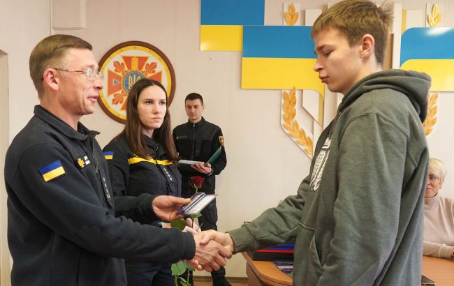 Школярі у Броварах, які рятували дітей у садочку після авіакатастрофи, отримали нагороди (фото)