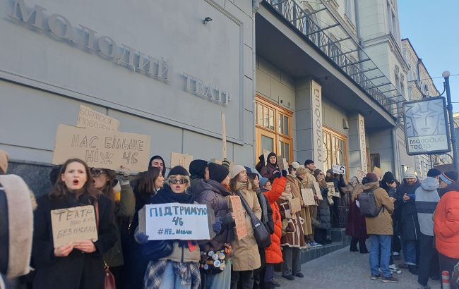 "Не мовчи": у Києві мітингують за усунення Білоуса від посади худкерівника Молодого театру