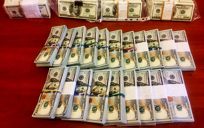 Чиновника Госгеокадастра подозревают в получении 10,5 тыс. долларов взятки