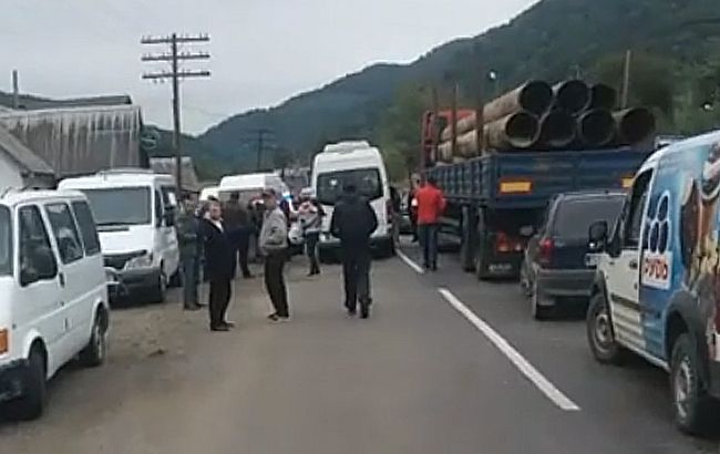 Митингующие перекрыли дорогу Ужгород-Львов