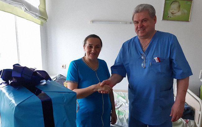 Украинка в Ровно родила 16-го ребенка: матери-героине вручили подарок