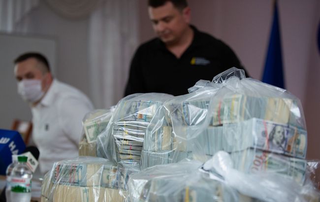 Взятка Холодницкому: суд арестовал всех трех фигурантов