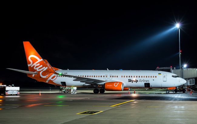 На одном самолете. В Украине осталась авиакомпания, которая выполняет рейсы во время войны