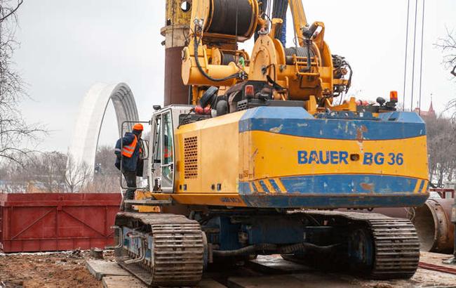 У центрі Києва розпочали будівництво пішохідно-велосипедного мосту