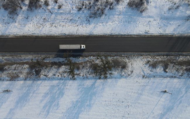 На трассе Киев-Чоп из-за непогоды ограничили движение грузовиков