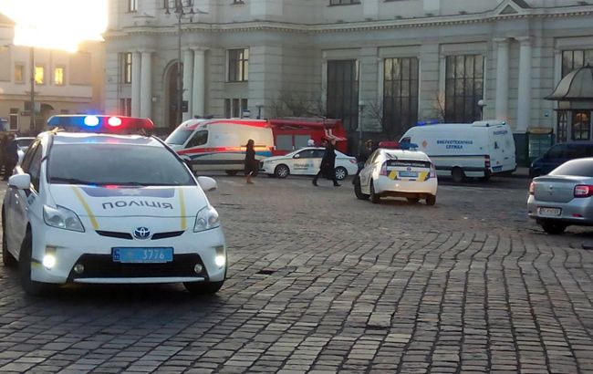 Во Львове на ж/д вокзале ищут взрывчатку