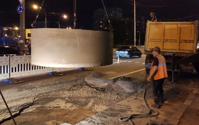 В Подольском районе Киева прорвало коллектор, движение транспорта ограничено