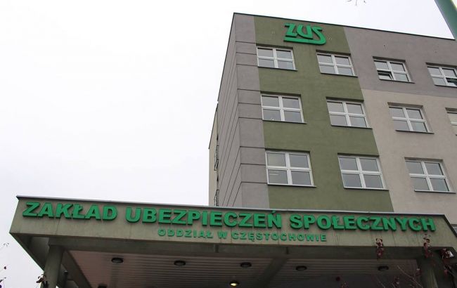 Всіх перевіряють. У Польщі спростували фейк про поїздки біженців за виплатами