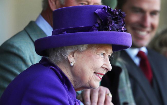 Слишком разочарована: королева Елизавета II запретила упоминать Маркл в своем присутствии