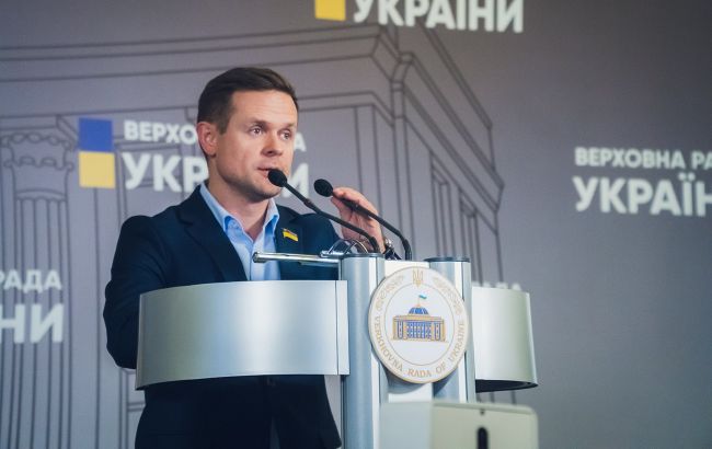 "Слуга" задекларував 7 майнінг-ферм, 220 тис. доларів "кешу" та допомогу для дружини