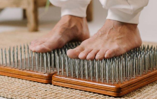 Мода или мистика? Действительно ли полезно стоять на гвоздях