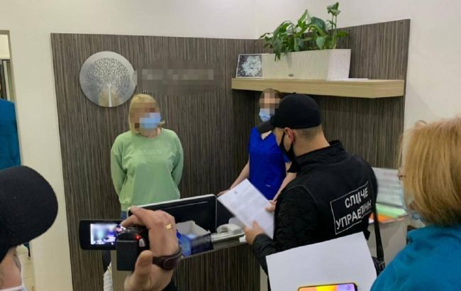 Доставляли в аптеки контрабандні ліки з Росії. Поліція затримала групу осіб