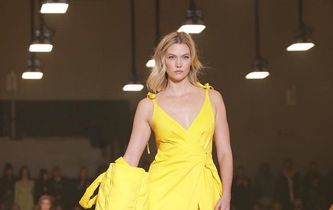 Можно смотреть вечно: длинноногая Карли Клосс открыла показ Off-White (видео)