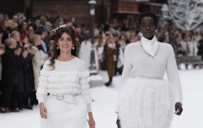 Прощай, легенда: в Париже представили последнюю коллекцию Карла Лагерфельда для Chanel