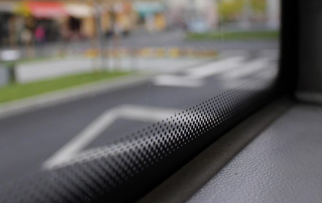 Експерт пояснив, навіщо на склі авто чорні крапки, і чому вони важливі