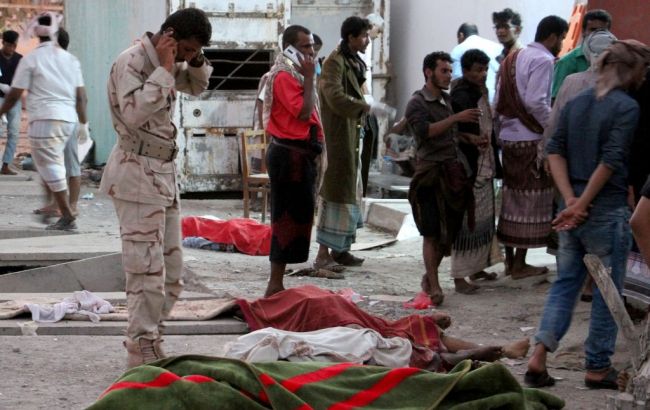 В Йемене смертник подорвался в толпе военных, погибли 30 человек