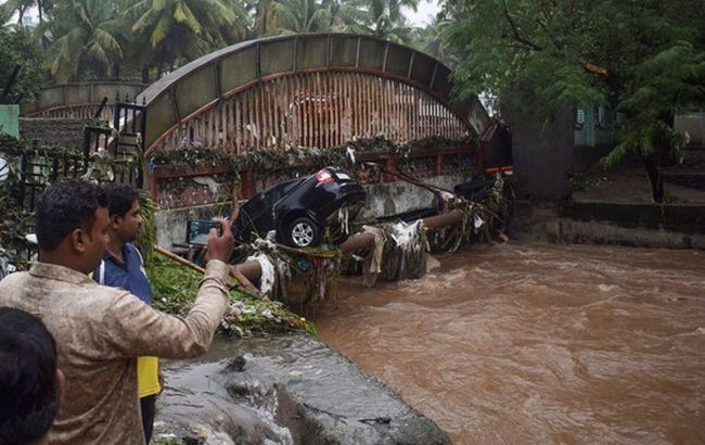 Число жертв наводнений и оползней в Индии увеличилось вдвое