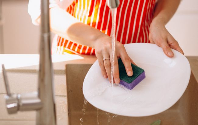 Експерти розповіли, як часто потрібно змінювати губку для миття посуду